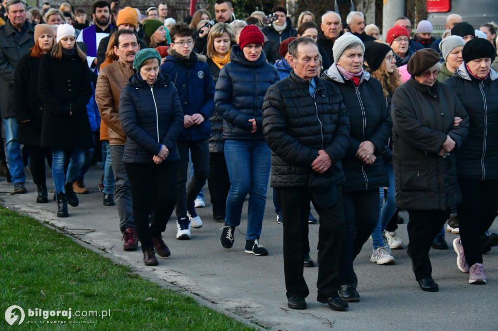 Mieszkańcy Frampola wyszli na ulicę w drodze krzyżowej