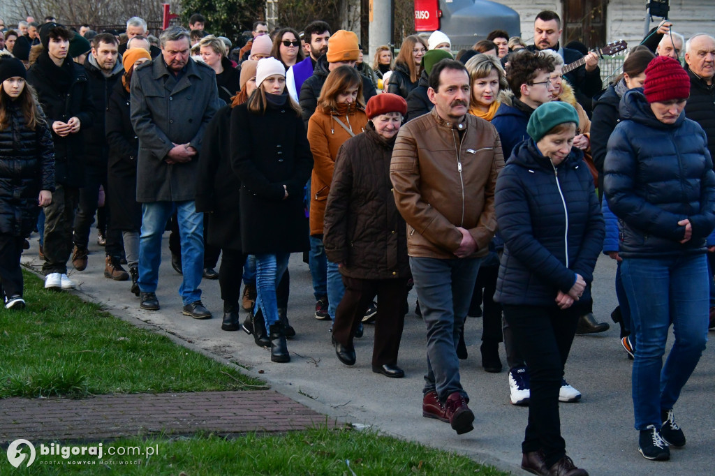 Mieszkańcy Frampola wyszli na ulicę w drodze krzyżowej