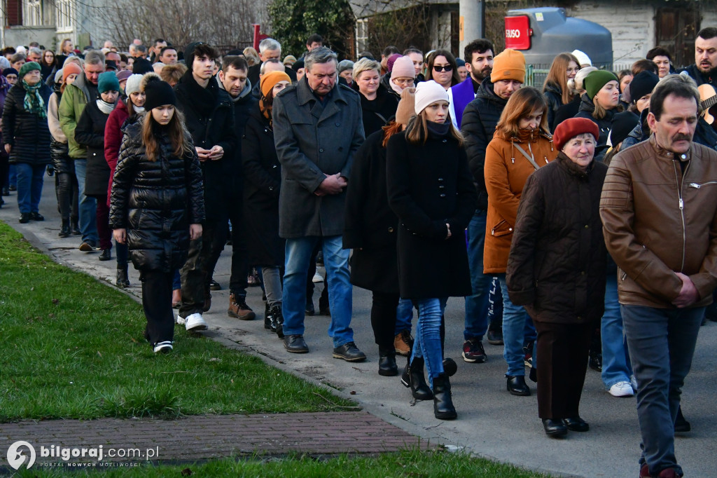 Mieszkańcy Frampola wyszli na ulicę w drodze krzyżowej