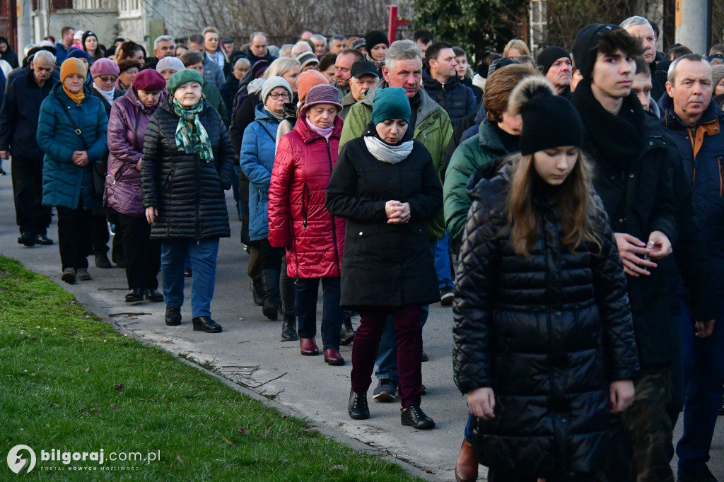 Mieszkańcy Frampola wyszli na ulicę w drodze krzyżowej