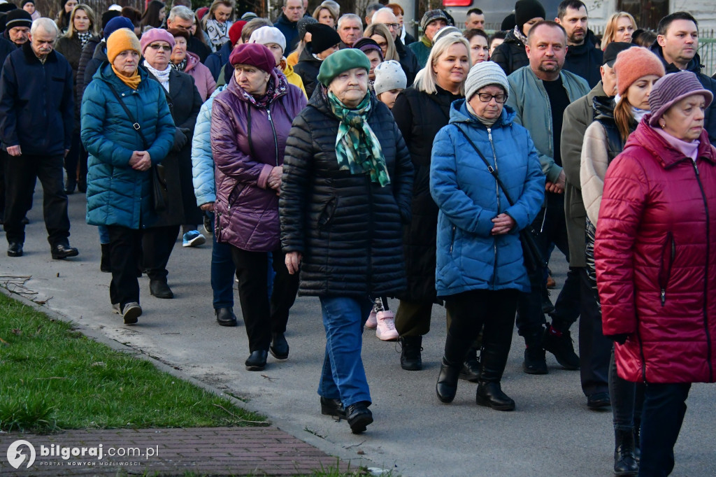 Mieszkańcy Frampola wyszli na ulicę w drodze krzyżowej