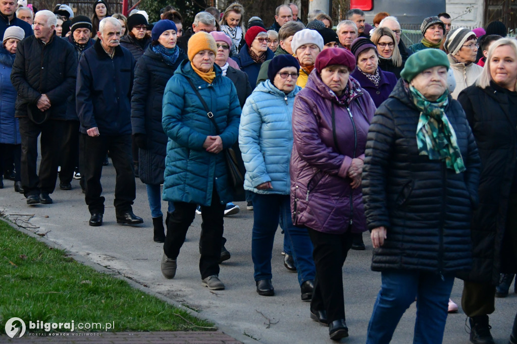 Mieszkańcy Frampola wyszli na ulicę w drodze krzyżowej