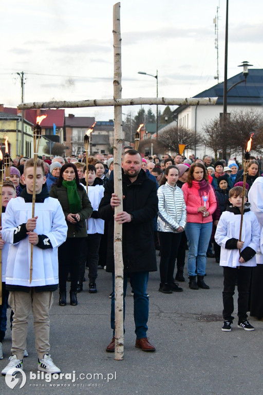 Mieszkańcy Frampola wyszli na ulicę w drodze krzyżowej