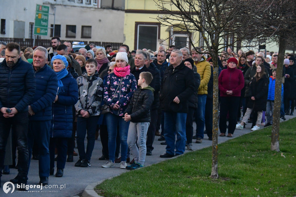 Mieszkańcy Frampola wyszli na ulicę w drodze krzyżowej