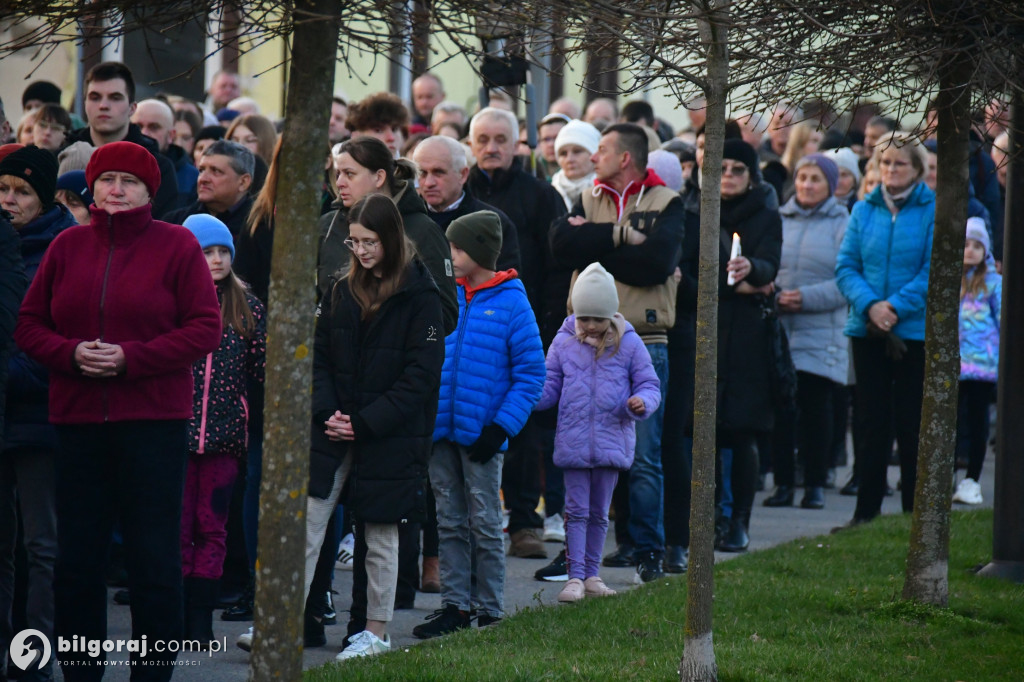 Mieszkańcy Frampola wyszli na ulicę w drodze krzyżowej