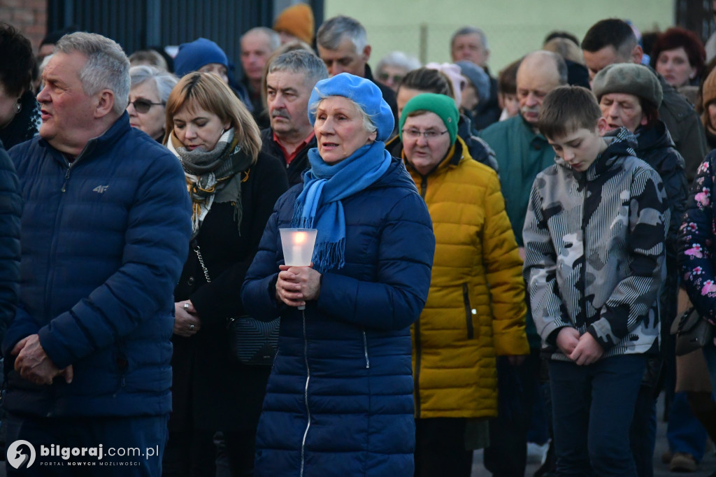 Mieszkańcy Frampola wyszli na ulicę w drodze krzyżowej