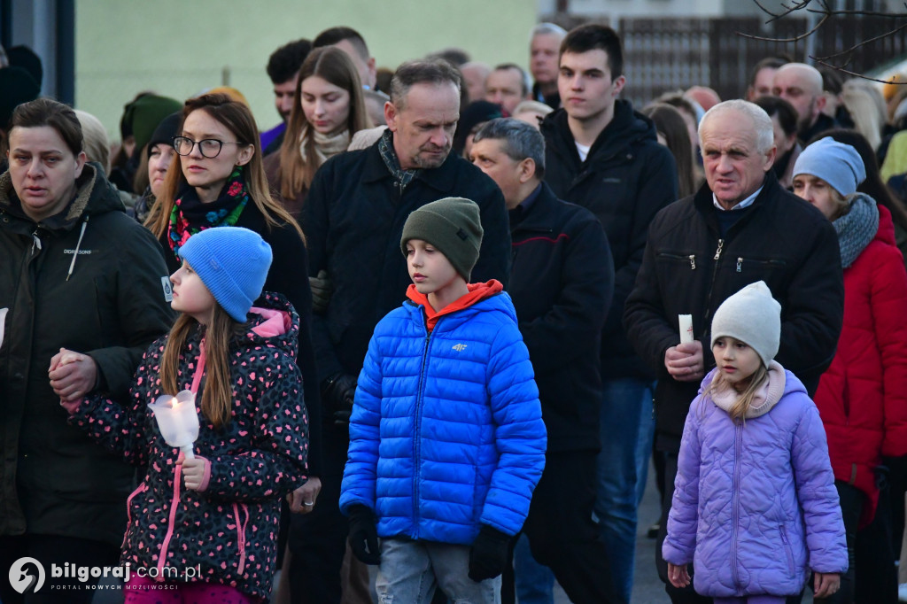 Mieszkańcy Frampola wyszli na ulicę w drodze krzyżowej