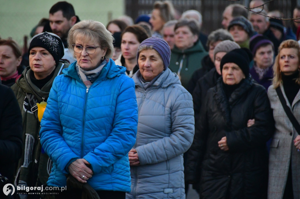 Mieszkańcy Frampola wyszli na ulicę w drodze krzyżowej
