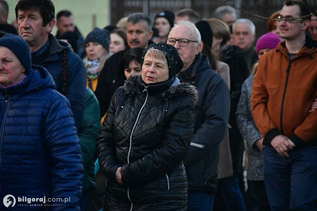Mieszkańcy Frampola wyszli na ulicę w drodze krzyżowej