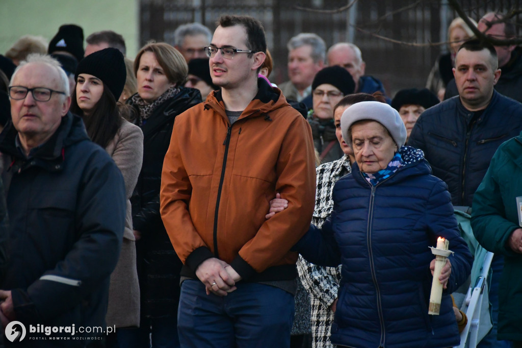 Mieszkańcy Frampola wyszli na ulicę w drodze krzyżowej