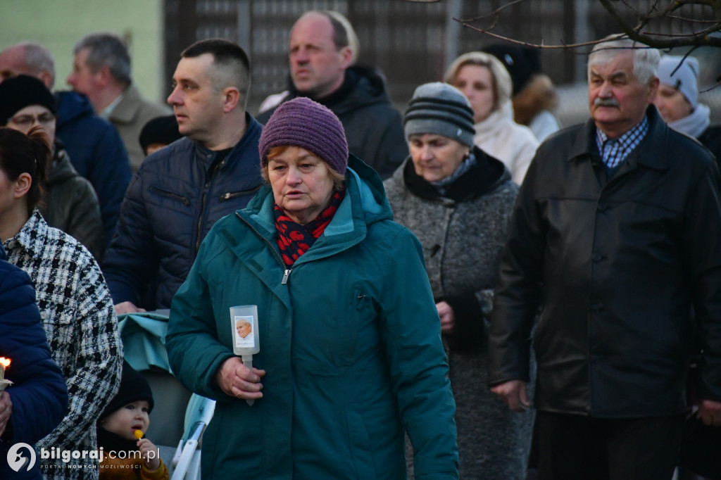 Mieszkańcy Frampola wyszli na ulicę w drodze krzyżowej
