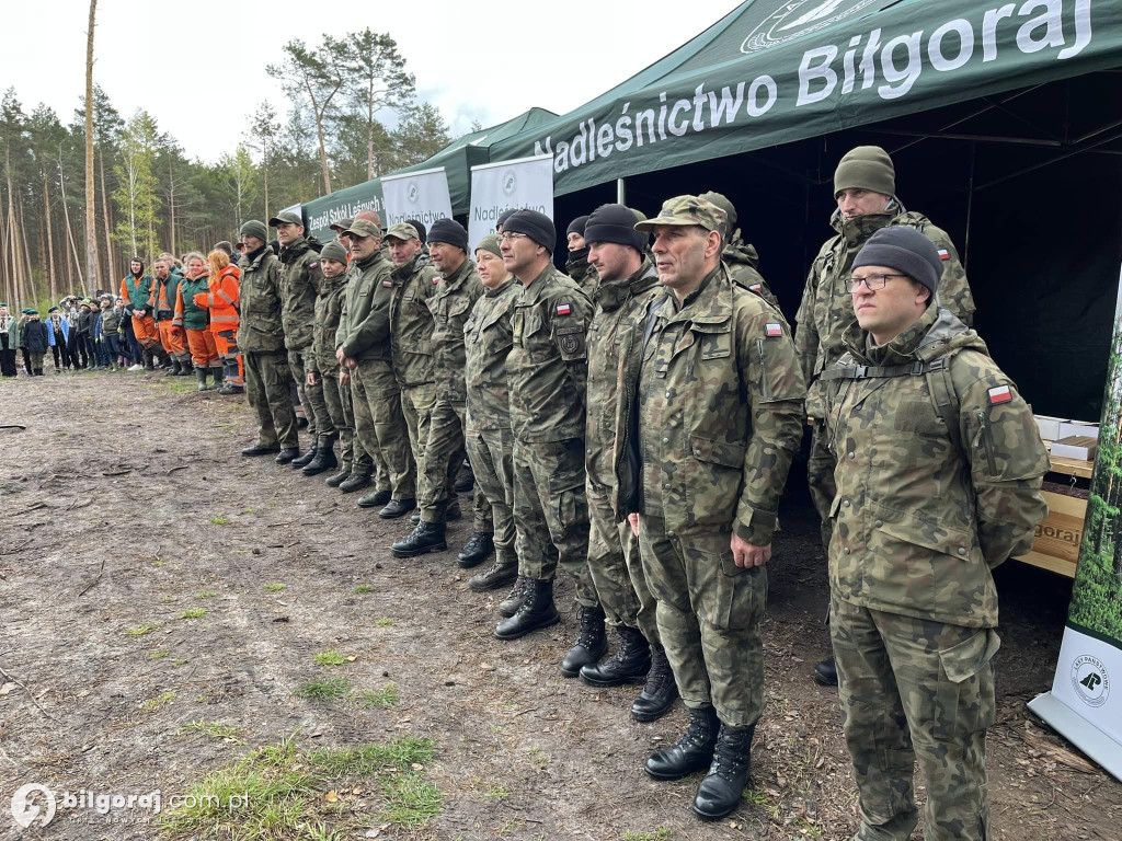 Uczniowie sadzili Las Pamięci im. Jana Pawła II