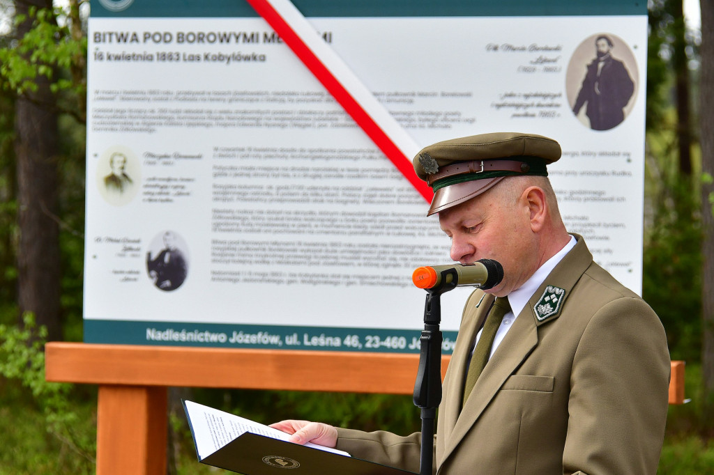 Borowe Młyny. Poświęcono krzyż i odsłonięto tablice