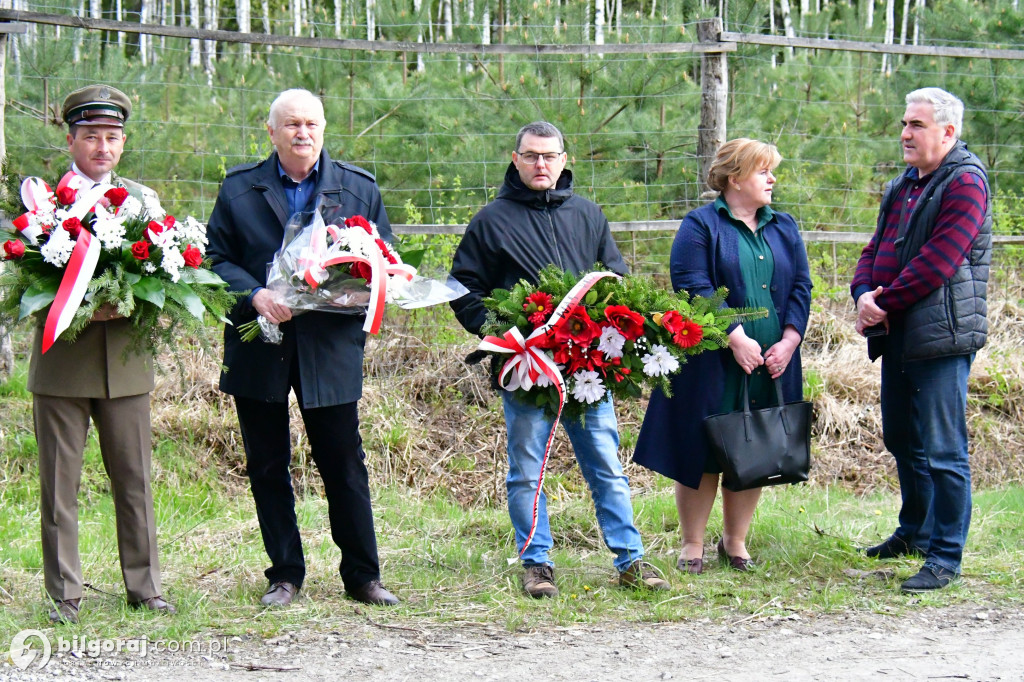Borowe Młyny. Poświęcono krzyż i odsłonięto tablice