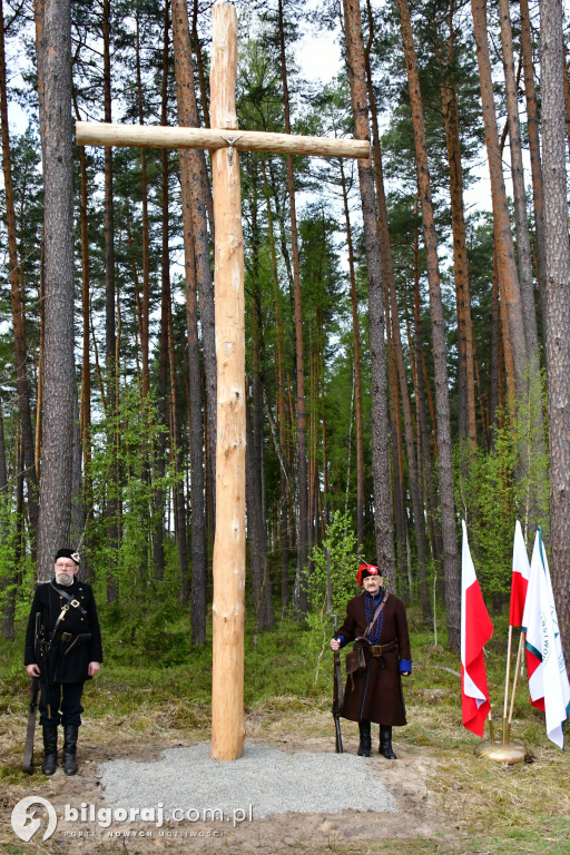 Borowe Młyny. Poświęcono krzyż i odsłonięto tablice