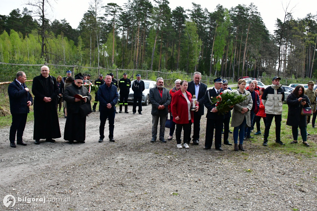 Borowe Młyny. Poświęcono krzyż i odsłonięto tablice
