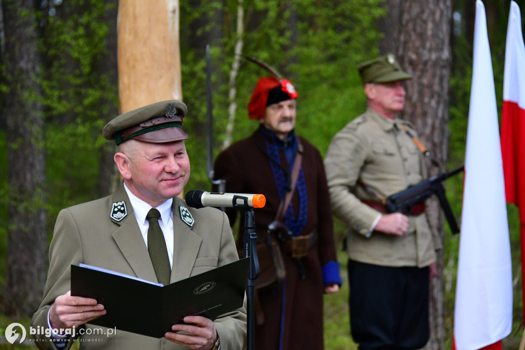Borowe Młyny. Poświęcono krzyż i odsłonięto tablice