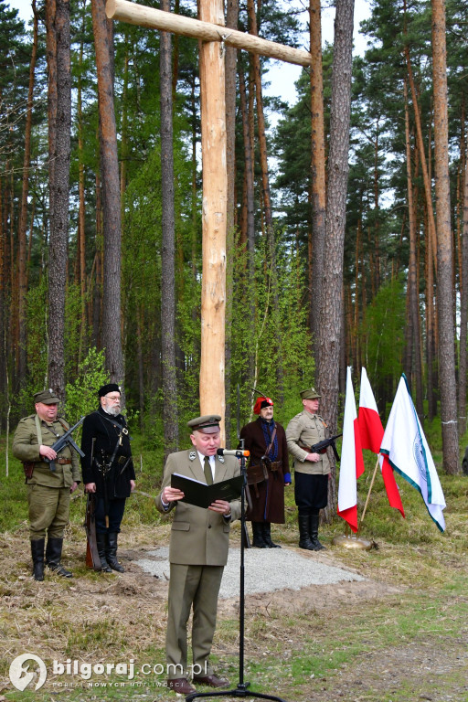 Borowe Młyny. Poświęcono krzyż i odsłonięto tablice