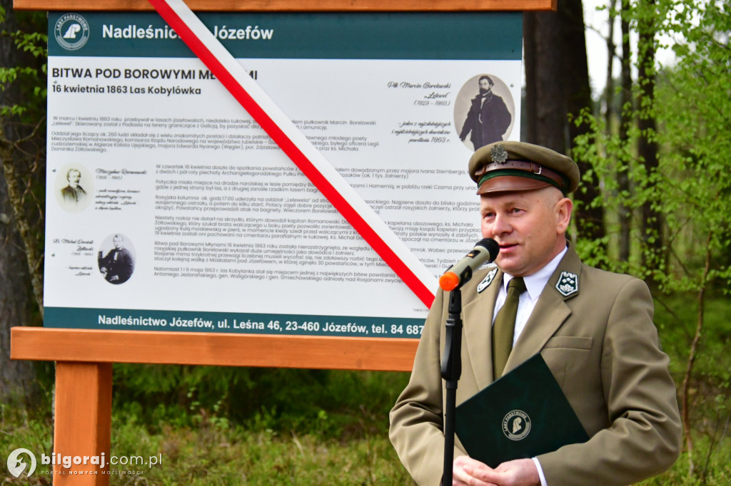 Borowe Młyny. Poświęcono krzyż i odsłonięto tablice