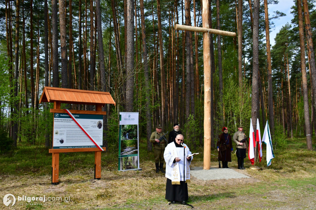 Borowe Młyny. Poświęcono krzyż i odsłonięto tablice