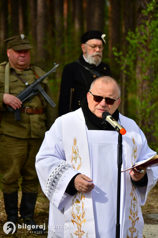 Borowe Młyny. Poświęcono krzyż i odsłonięto tablice