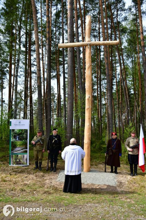 Borowe Młyny. Poświęcono krzyż i odsłonięto tablice