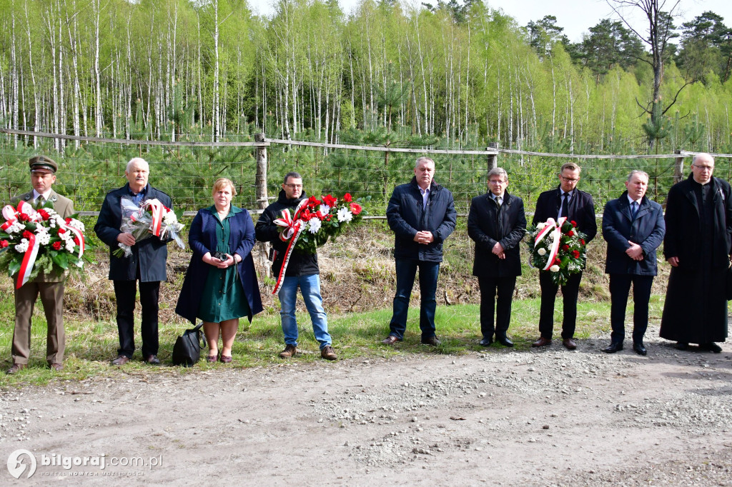 Borowe Młyny. Poświęcono krzyż i odsłonięto tablice
