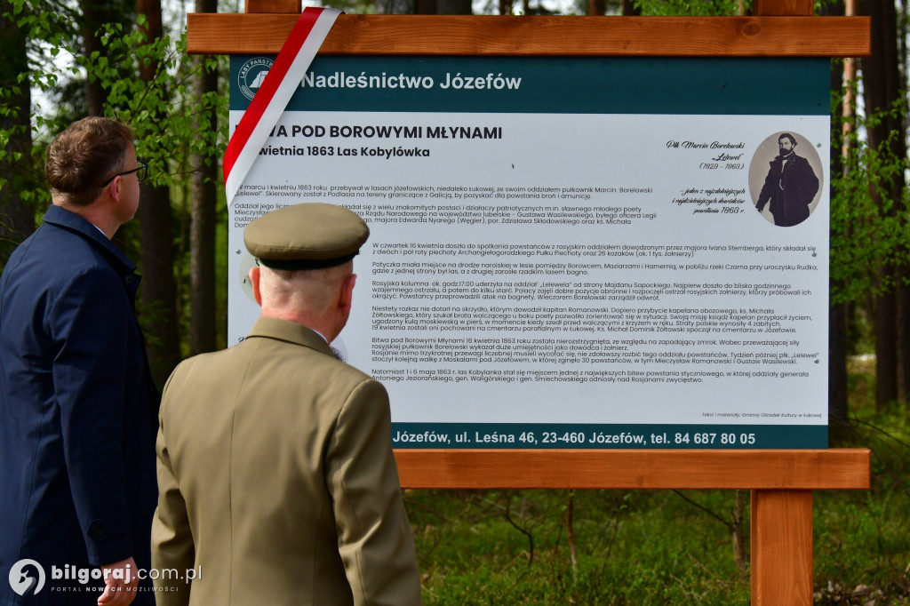 Borowe Młyny. Poświęcono krzyż i odsłonięto tablice