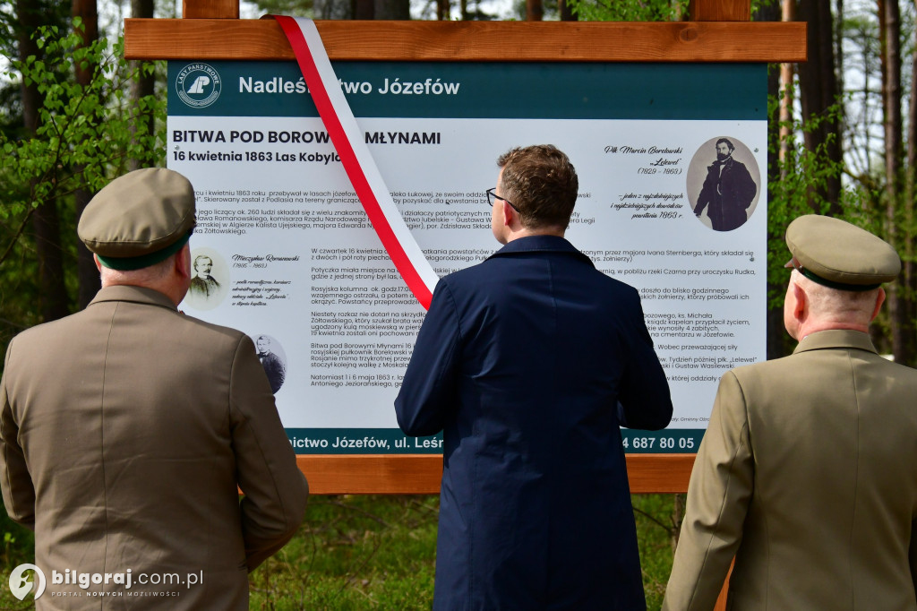 Borowe Młyny. Poświęcono krzyż i odsłonięto tablice