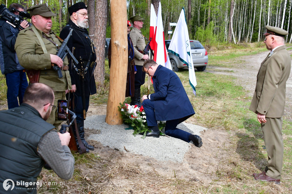 Borowe Młyny. Poświęcono krzyż i odsłonięto tablice