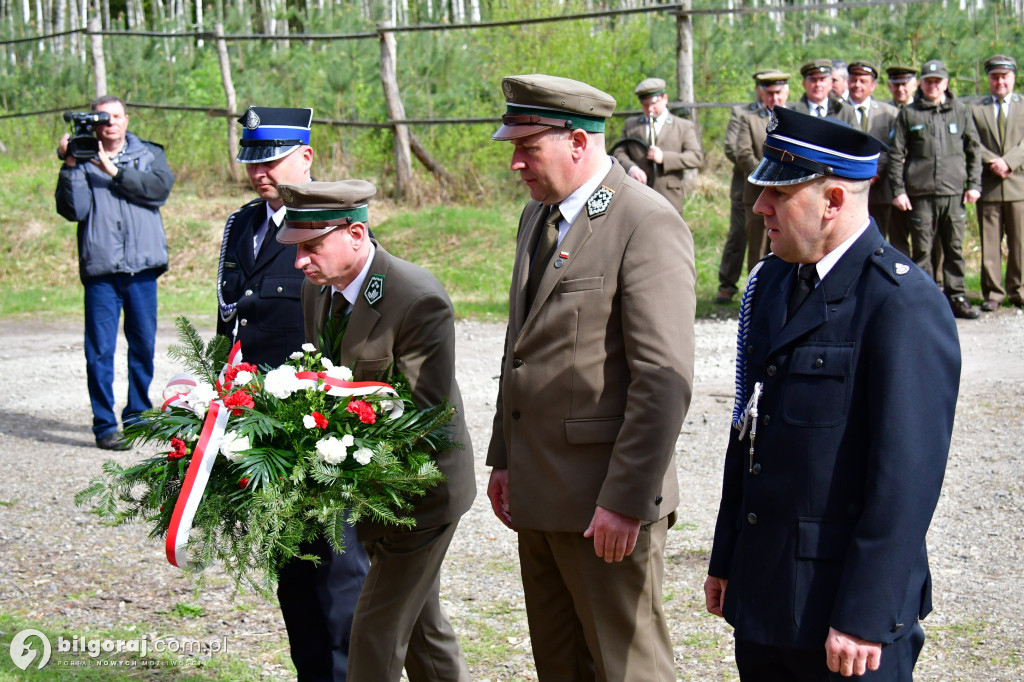 Borowe Młyny. Poświęcono krzyż i odsłonięto tablice