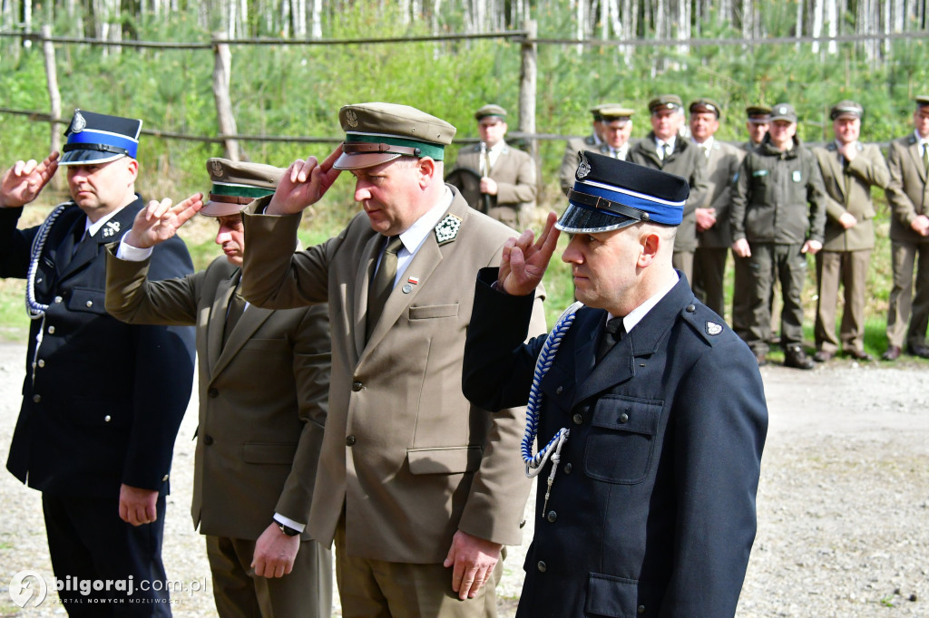 Borowe Młyny. Poświęcono krzyż i odsłonięto tablice