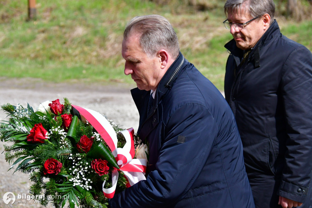 Borowe Młyny. Poświęcono krzyż i odsłonięto tablice
