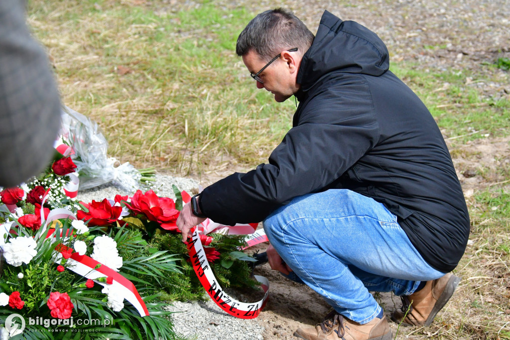 Borowe Młyny. Poświęcono krzyż i odsłonięto tablice