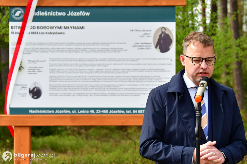 Borowe Młyny. Poświęcono krzyż i odsłonięto tablice
