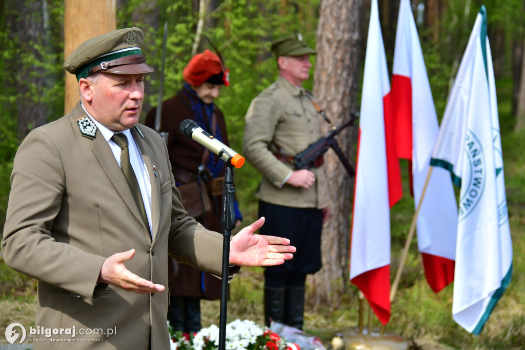 Borowe Młyny. Poświęcono krzyż i odsłonięto tablice