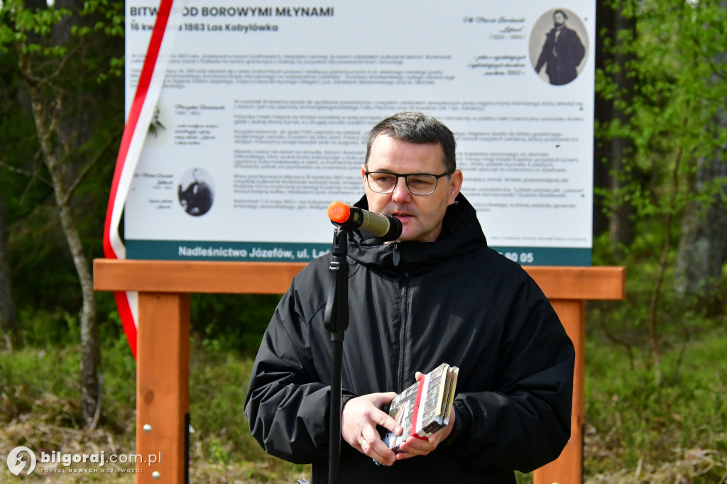 Borowe Młyny. Poświęcono krzyż i odsłonięto tablice