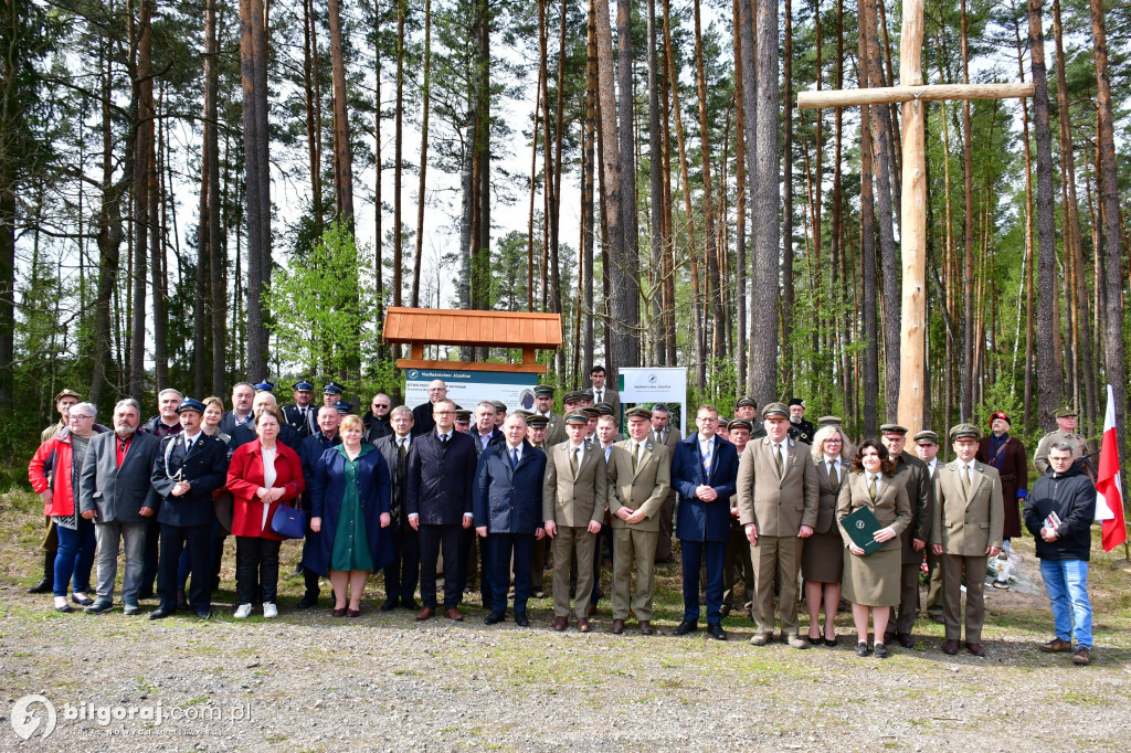 Borowe Młyny. Poświęcono krzyż i odsłonięto tablice