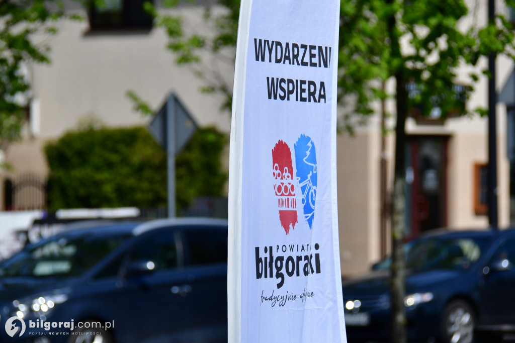 Radni Młodzieżowej Rady Powiatu rozdawali flagi