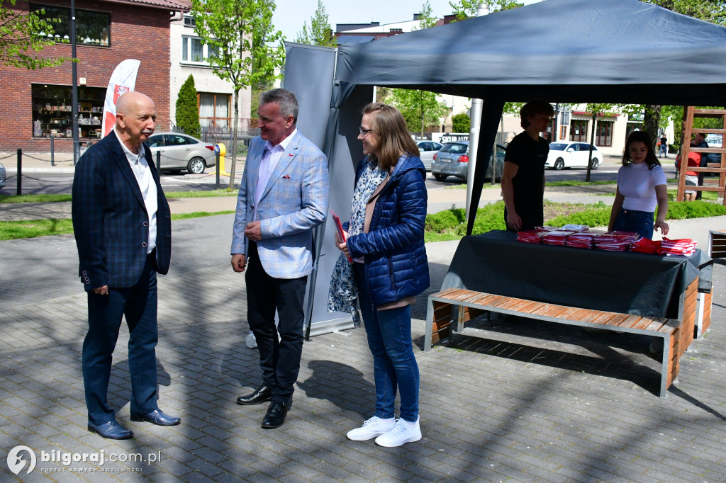 Radni Młodzieżowej Rady Powiatu rozdawali flagi