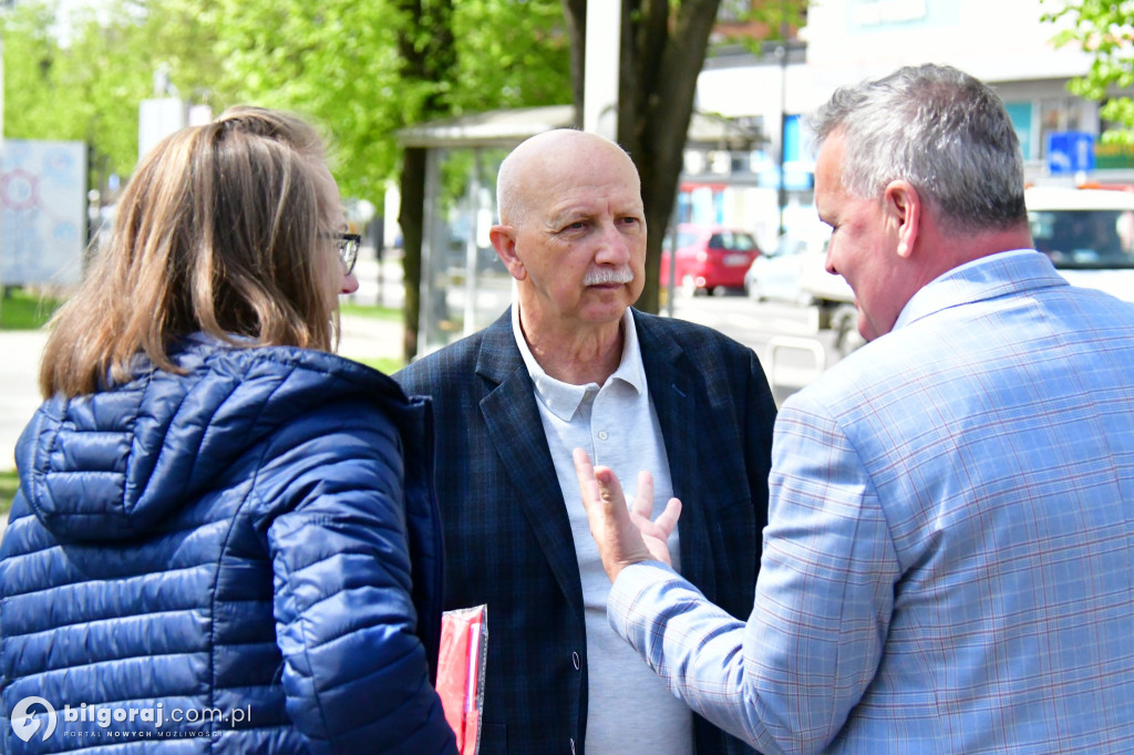 Radni Młodzieżowej Rady Powiatu rozdawali flagi
