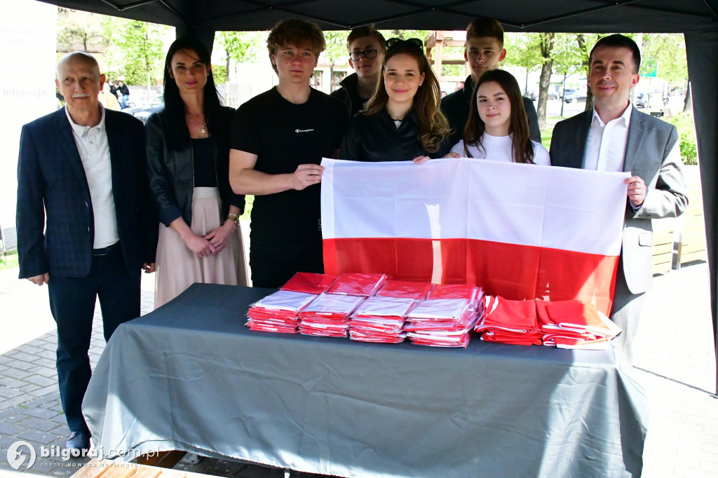 Radni Młodzieżowej Rady Powiatu rozdawali flagi