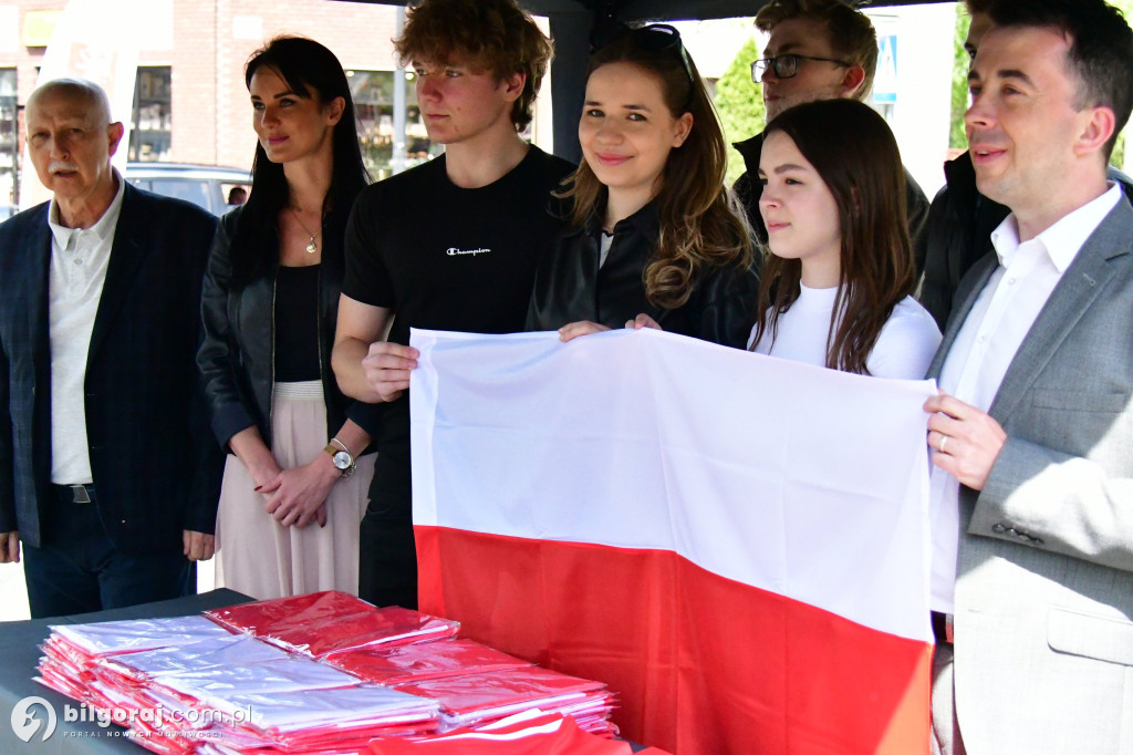 Radni Młodzieżowej Rady Powiatu rozdawali flagi