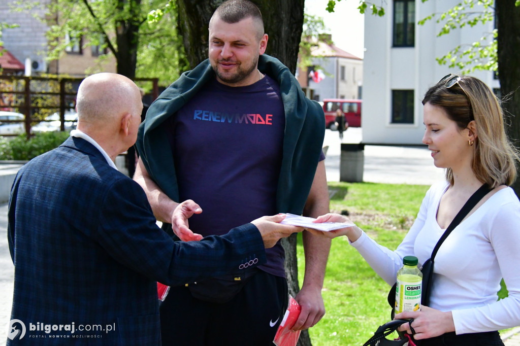 Radni Młodzieżowej Rady Powiatu rozdawali flagi