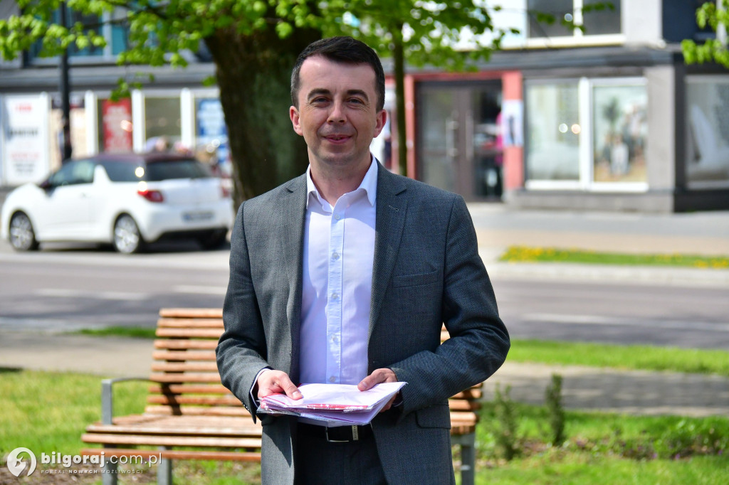 Radni Młodzieżowej Rady Powiatu rozdawali flagi