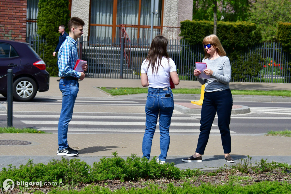 Radni Młodzieżowej Rady Powiatu rozdawali flagi