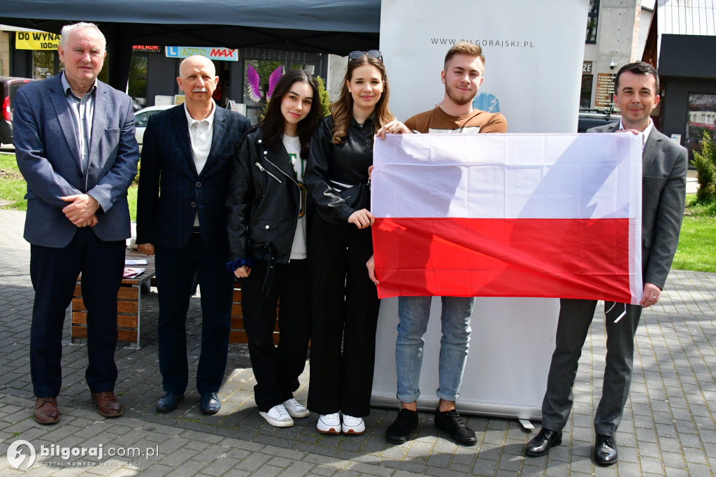 Radni Młodzieżowej Rady Powiatu rozdawali flagi
