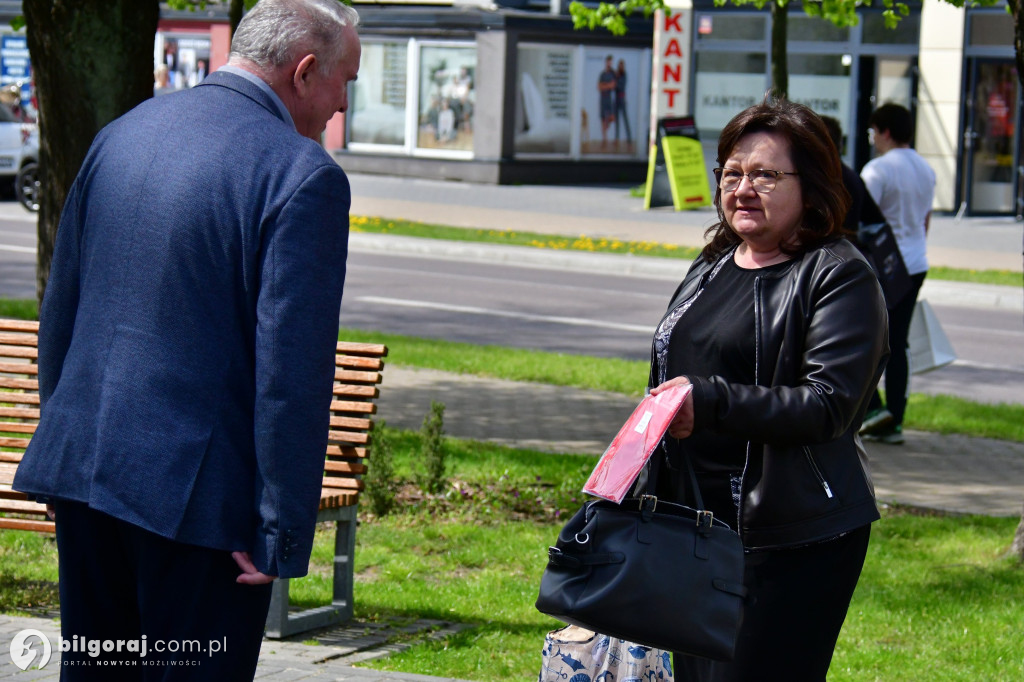 Radni Młodzieżowej Rady Powiatu rozdawali flagi