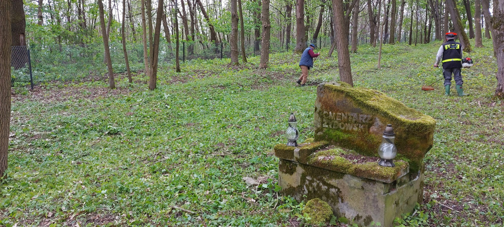 Sprzątanie cmentarza żydowskiego w Goraju