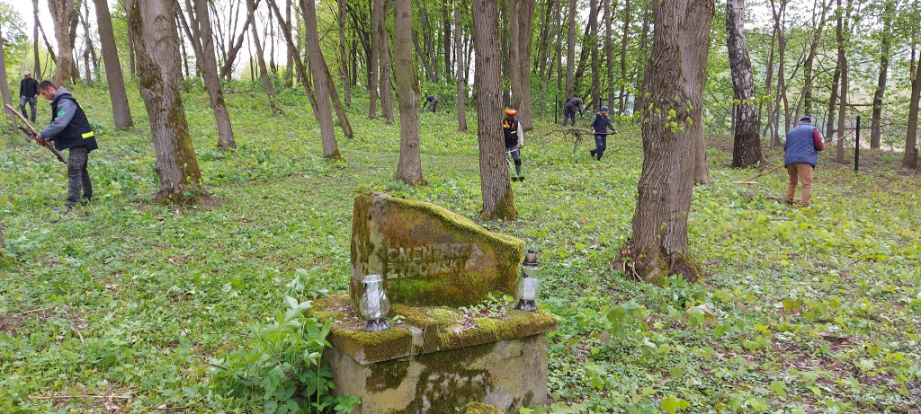 Sprzątanie cmentarza żydowskiego w Goraju
